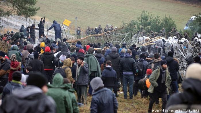 Украине предложили разместить мигрантов, штурмующих в Беларуси границы Польши и Литвы