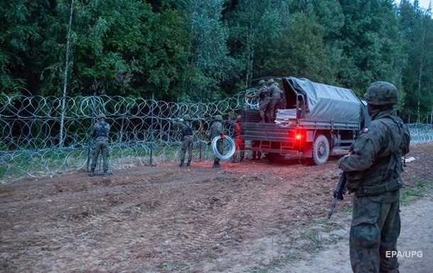 Минобороны Польши показало вооруженных белорусских силовиков на границе