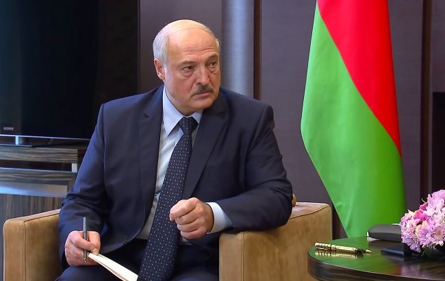 Лукашенко обвинил Польшу в переброске оружия в лагерь мигрантов
