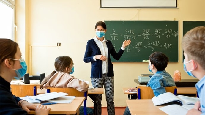 Несмотря на пандемию: Шмыгаль хочет отменить дистанционку и вернуть школьников за парты