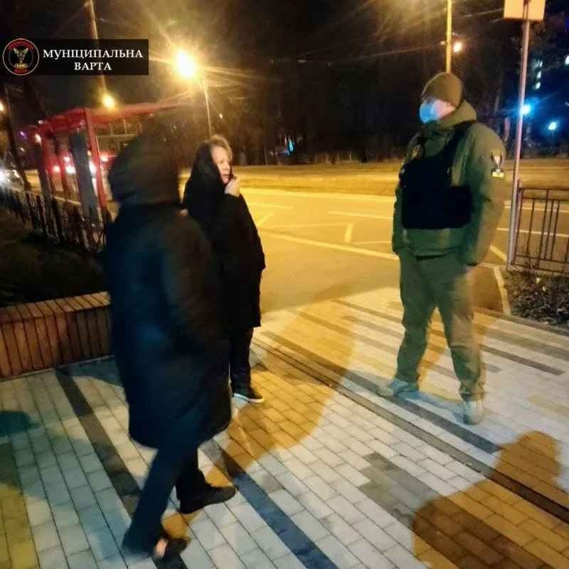 В Киеве поймали женщин, которые крали зеленые насаждения