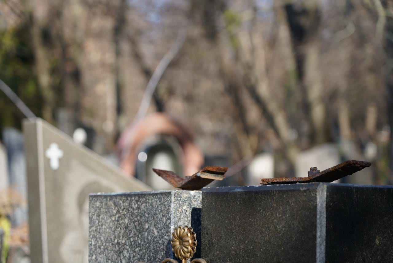 На Байковом кладбище обокрали могилу известного писателя