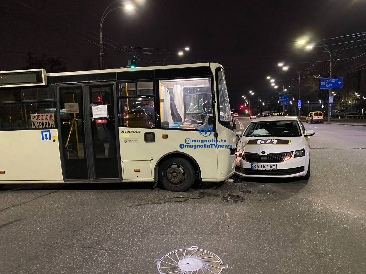 Пассажирка попала в больницу: в Киеве маршрутка протаранила такси