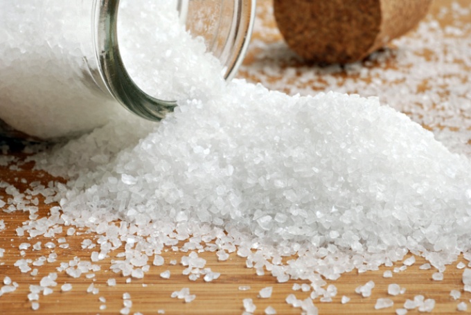 Не все приметы предвещают беду: какую опасность несет в себе рассыпанная соль
