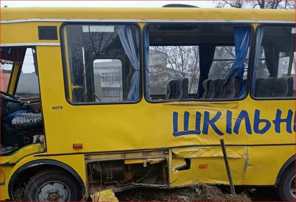 На Львовщине фура протаранила автобус со школьниками: много раненых