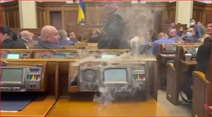Дымит и плавится: во время заседания Рады загорелся пульт для голосования