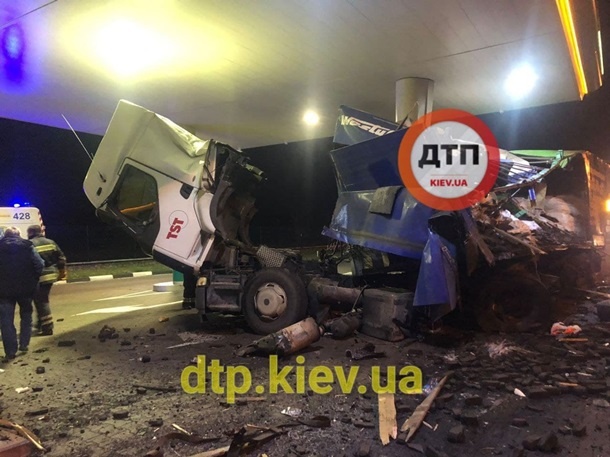 ДТП под Киевом: две фуры влетели в АЗС