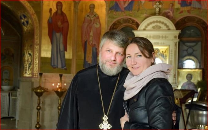В Киеве дерево убило молодую жену священника