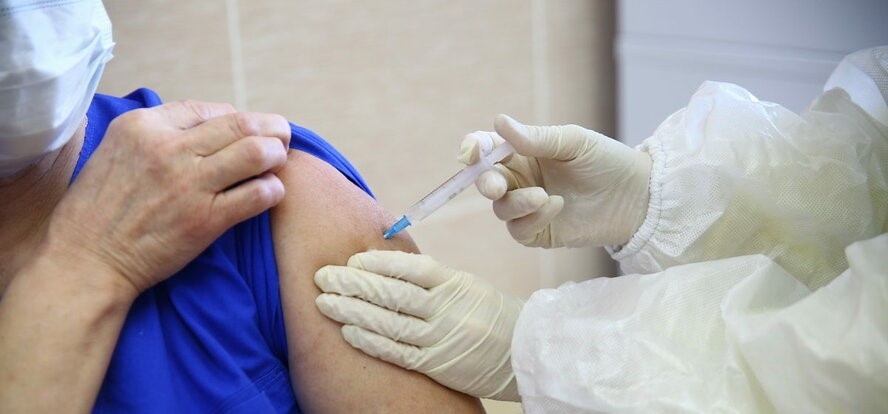 Сколько вакцинированных попадают в больницы с COVID-19: получены свежие данные