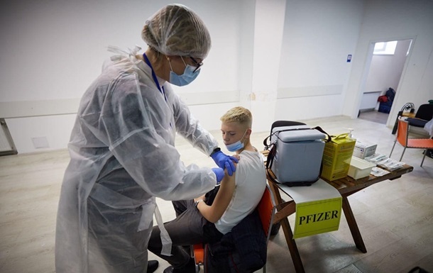 Прививки будут продолжаться: Украина продлила контракт с Pfizer на поставки вакцины против COVID-19