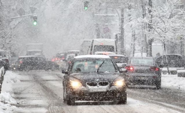 Дороги начало засыпать снегом, водителей призвали быть внимательными