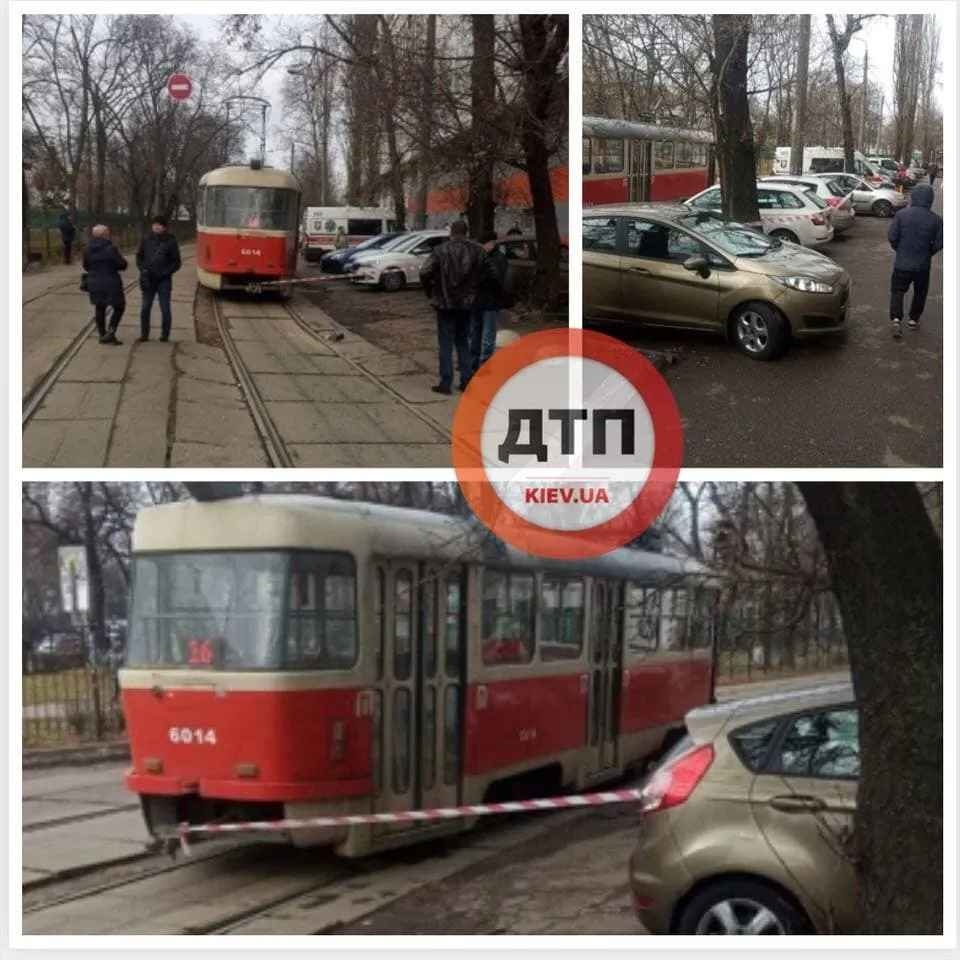 В Киеве трамвай сбил пешехода, медики только констатировали смерть