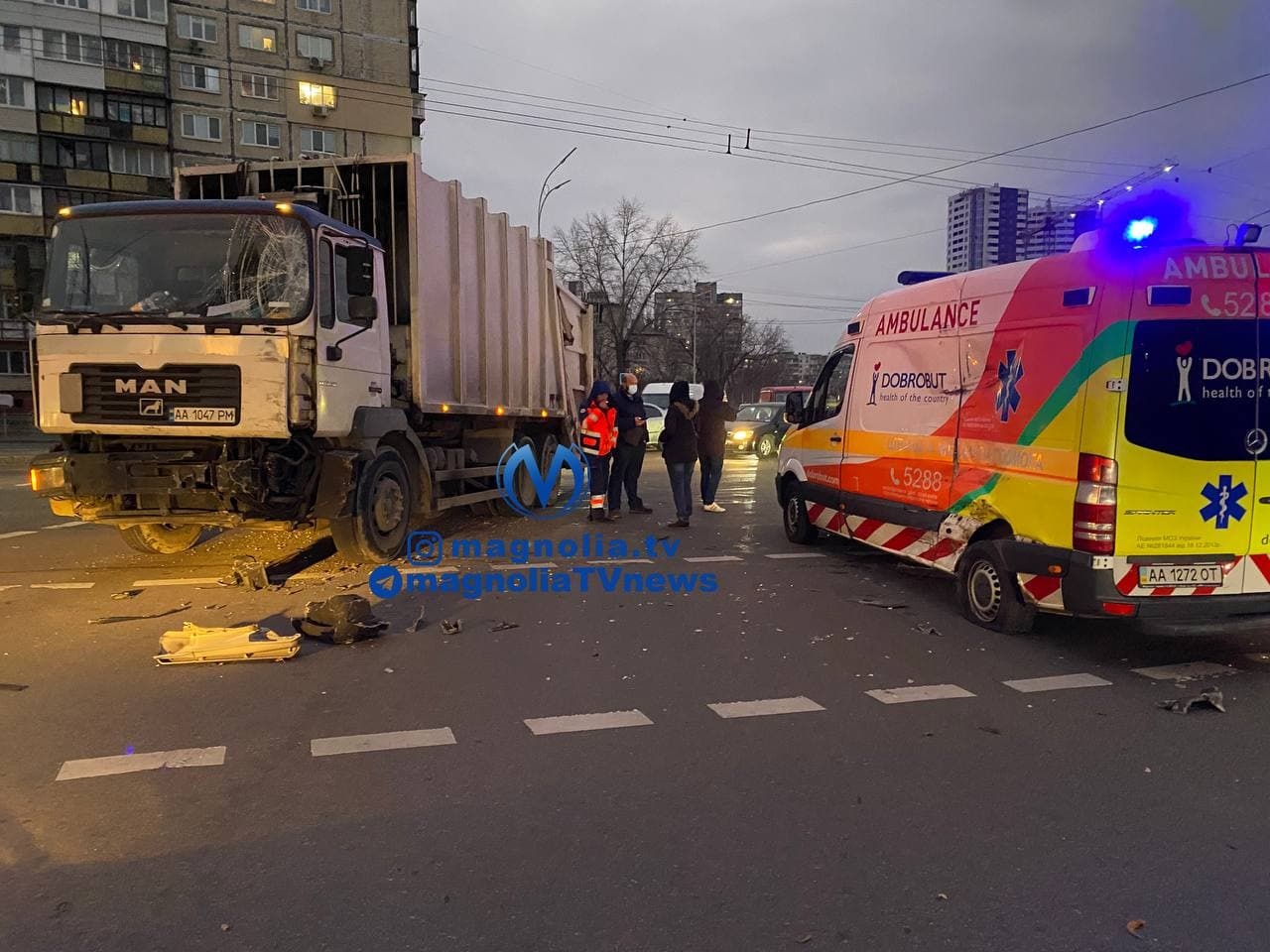 В Киеве мусоровоз протаранил "скорую", пострадал водитель
