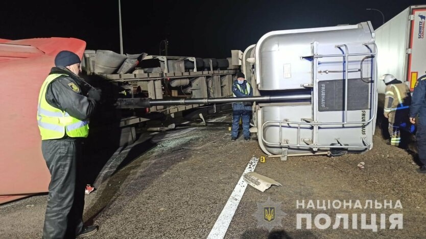 Смертельное ДТП под Харьковом с опрокидыванием грузовика: все подробности аварии