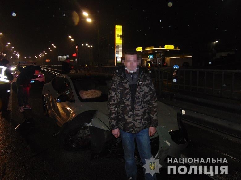 В Киеве пьяный автомойщик угнал Tesla клиента и попал в ДТП