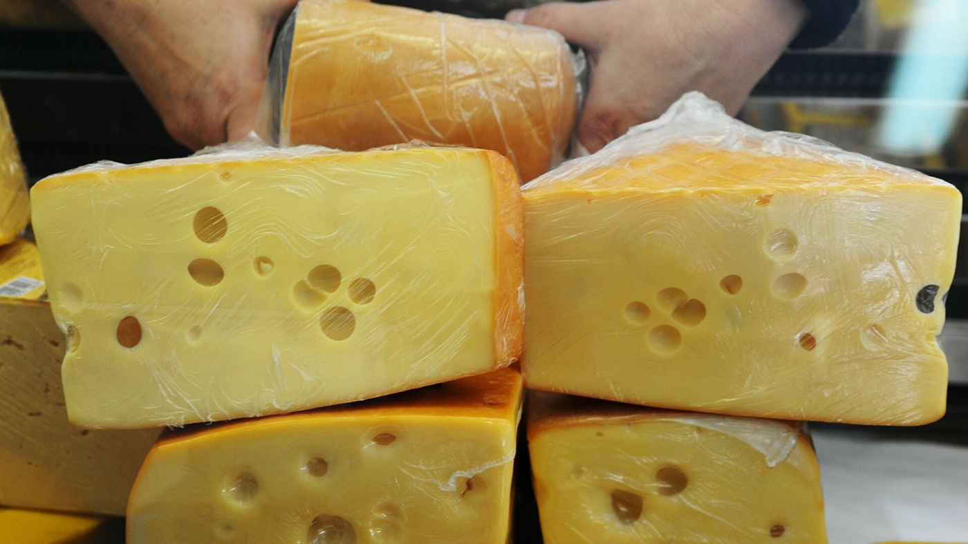 Украинский сыр перестают покупать: Европа заваливает страну своей продукцией