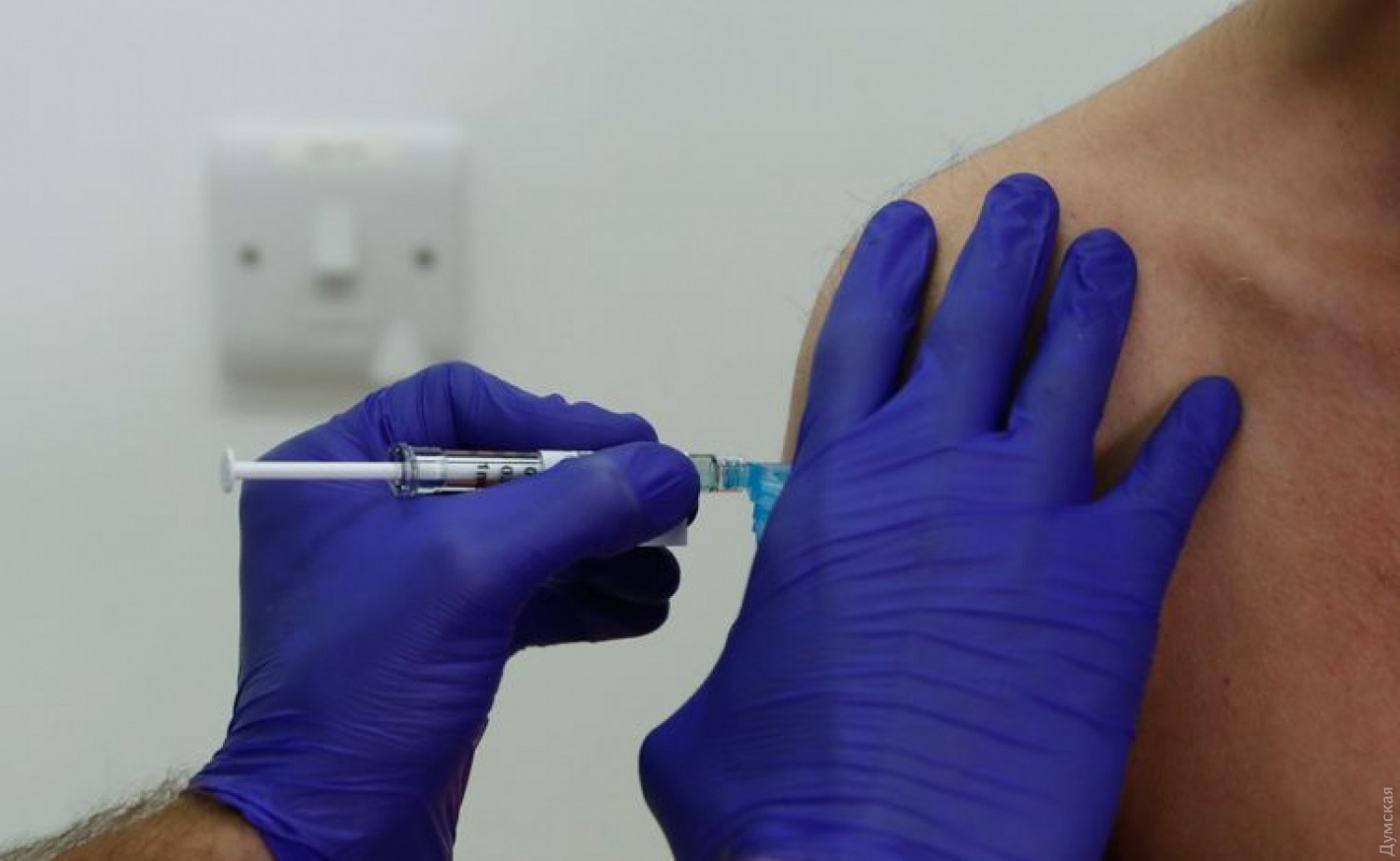 Больницы переполнены: украинцев будут вакцинировать в аптеках