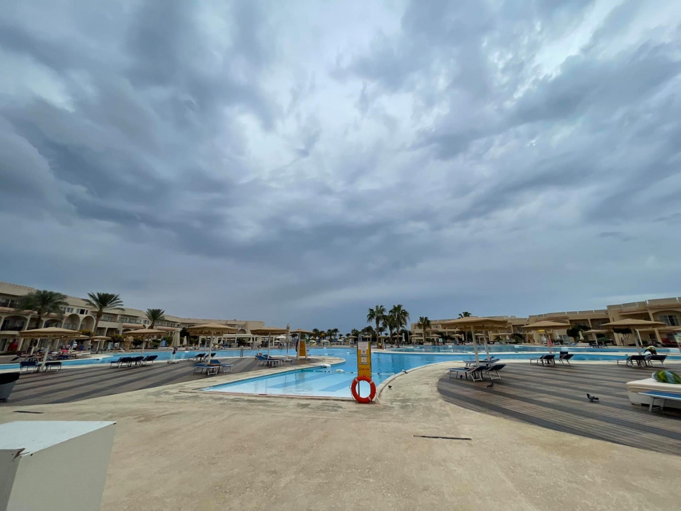 Ливни, град, наводнения: аномальная погода накрыла курорты Египта