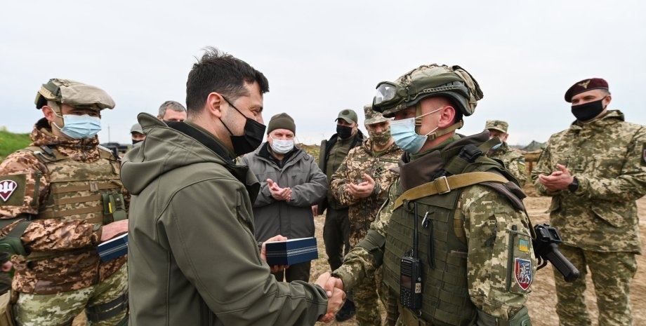 Большинство украинцев выступают против введения военного положения из-за наращивание войск РФ на границе