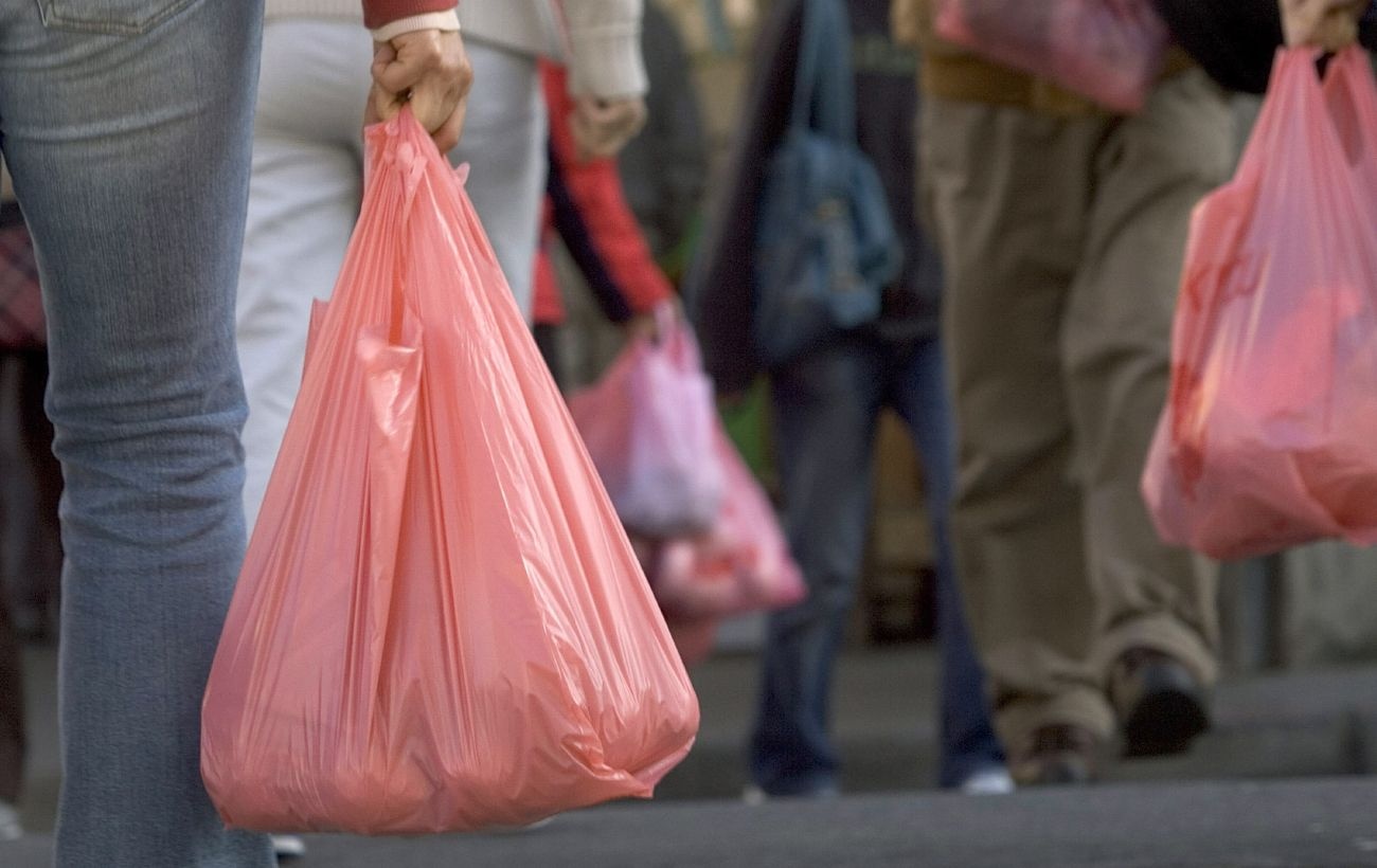 Бесплатные пакетики исчезнут из магазинов: сколько придется платить за пластиковый мусор