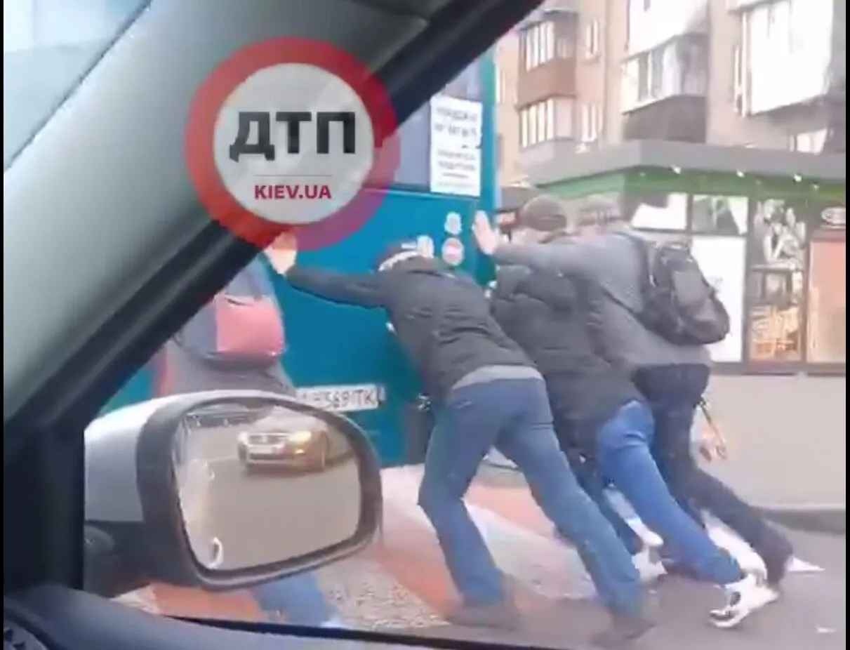 В Киеве водитель заставил пассажиров толкать маршрутку до остановки
