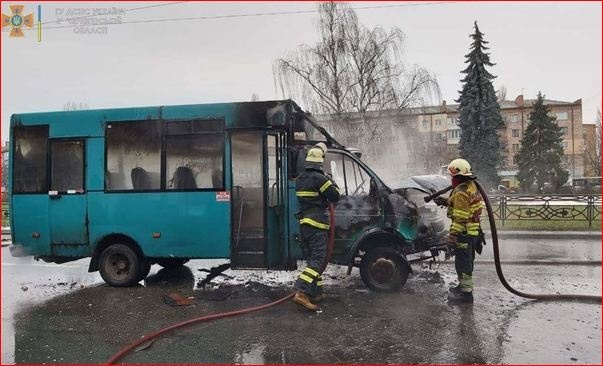 Маршрутка столкнулась с троллейбусом и загорелась: детали ДТП в Чернигове