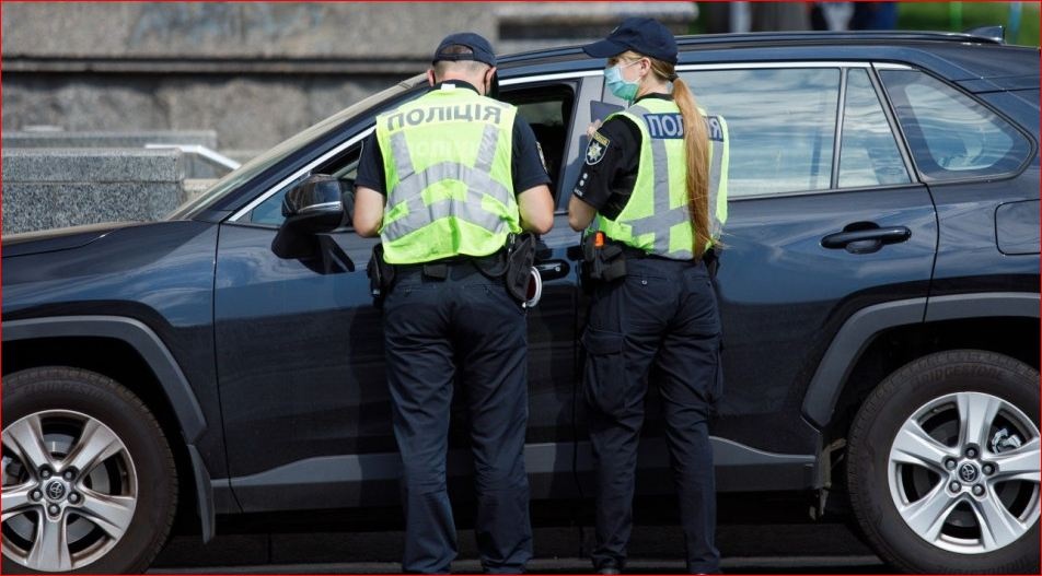Машину остановила полиция: как действовать водителю