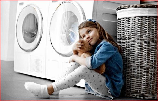 3-летняя малышка засунула руку во включенную стиральную машинку: что с ребенком