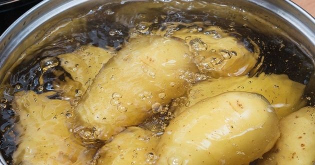Не спешите сливать: как можно использовать воду после варки картофеля