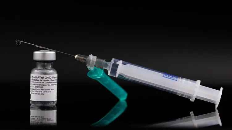 Вакцина Pfizer оказалась в 32 раза менее эффективна против штамма коронавируса "Омикрон"