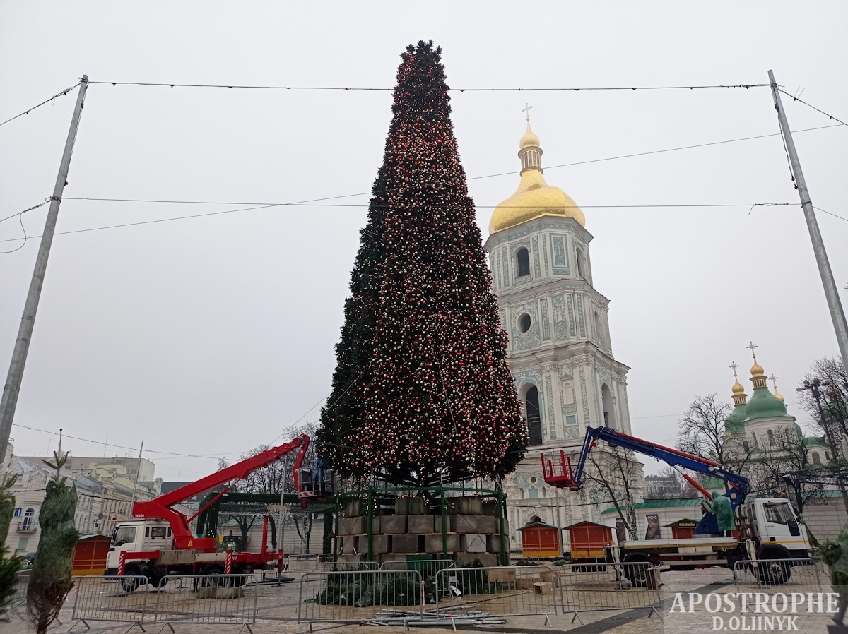 В Киеве уже почти нарядили главную елку страны