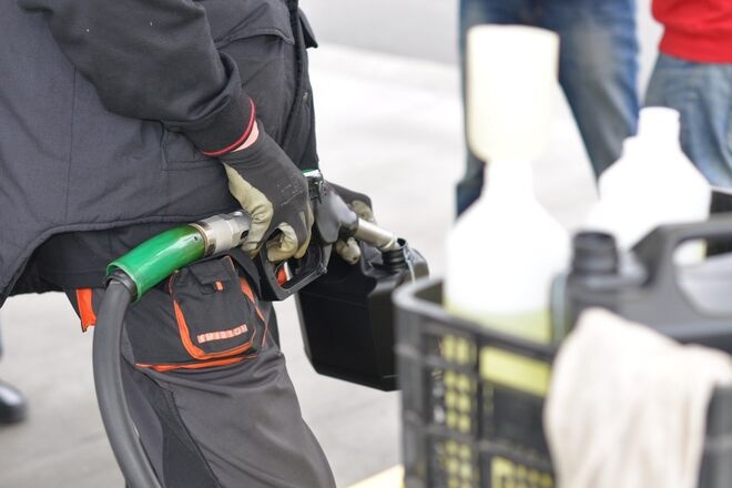 Цены на АЗС: Минэкономики обновило среднюю стоимость литра топлива