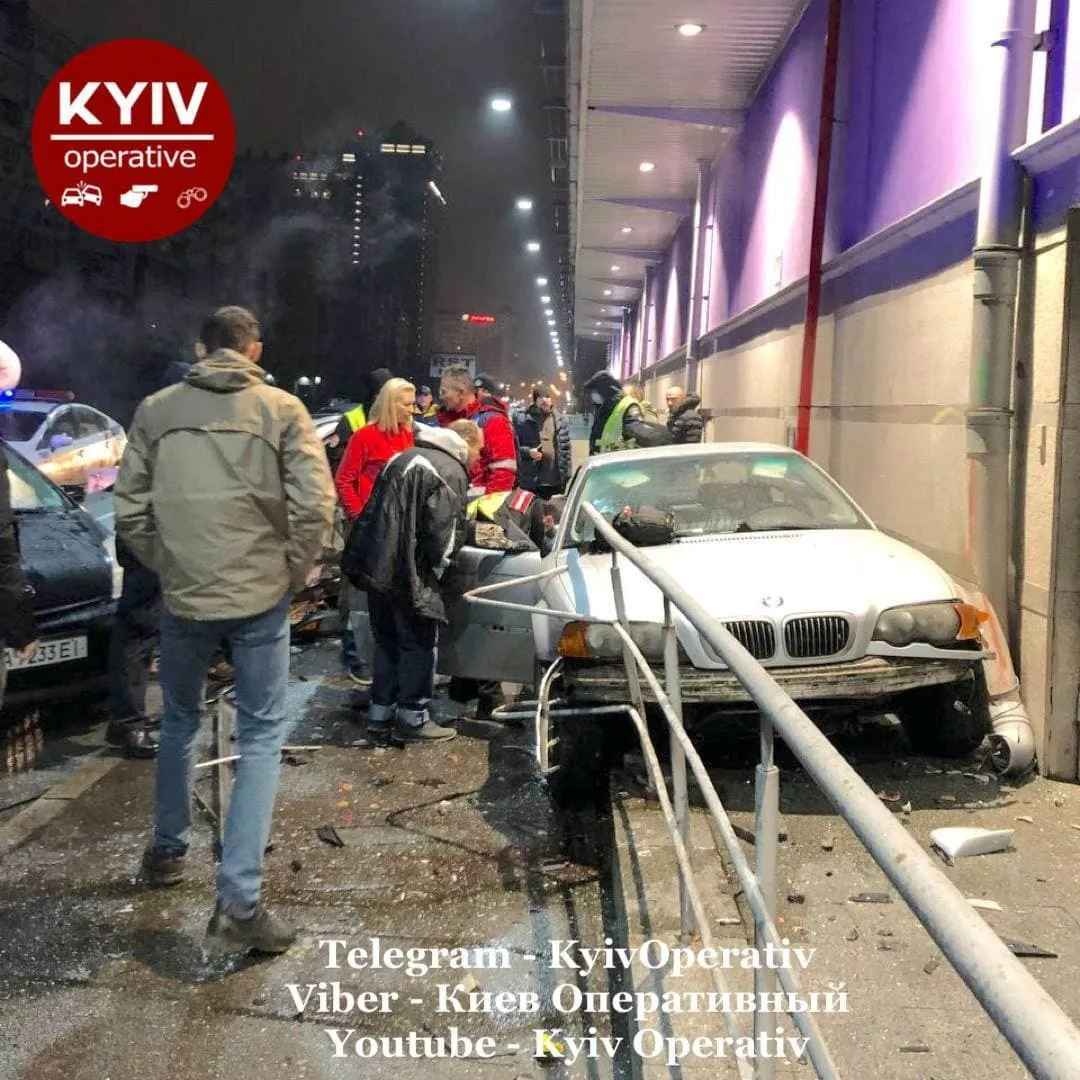В Киеве BMW на скорости врезался в стену ТРЦ