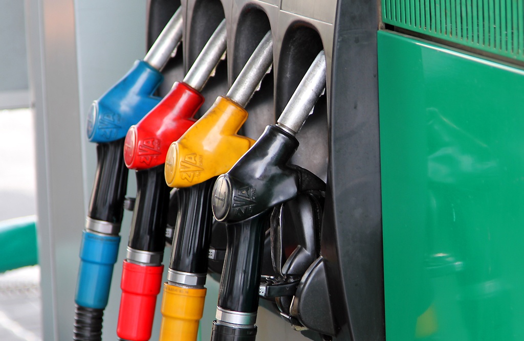 Минэкономики снизило расчетные цены на бензин и дизтопливо