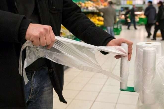 Пластиковая "запрещёнка": сколько сейчас стоят пакеты в украинских магазинах