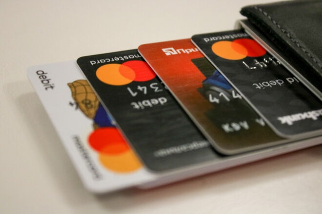 Опасные кредитки: почему от неиспользуемых банковских карт следует вовремя избавиться