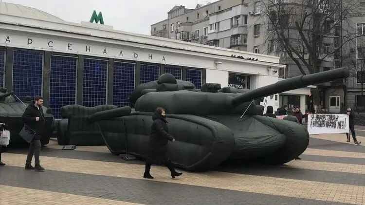 В Киеве у метро "Арсенальная" появились надувные танки