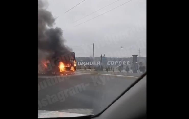 В Ирпене полностью сгорел маршрутный автобус