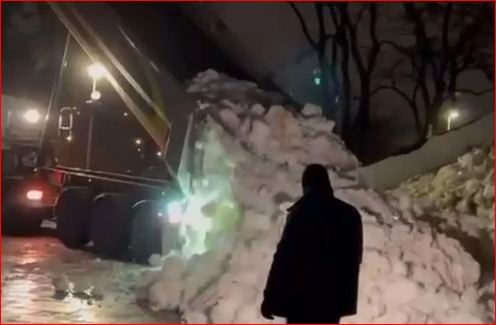 В Киев завезли снег: образовались сугробы