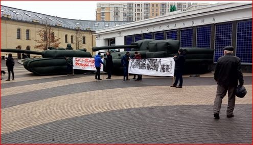 В Киеве в укор военным надули большие танки