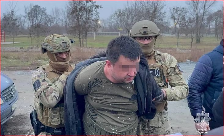 Пьяный и в мокрых штанах: под Днепром задержан блогер, который ранее плевал в лицо копам