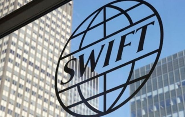 Отключить Россию от SWIFT "крайне проблематично" - Bloomberg