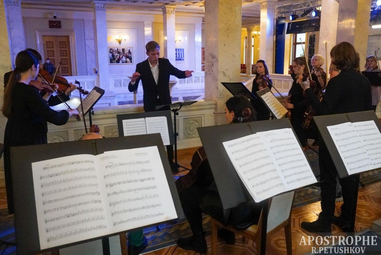 Депутатов Рады на новогодние каникулы проводил оркестр
