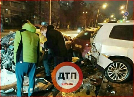 В Киеве неадекват за рулем разбил больше 10 машин, надел маску и сбежал