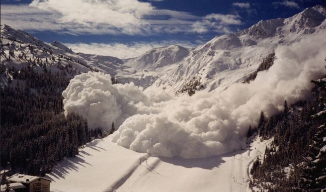 Снегопады и лавины в горах: спасатели предупредили об опасности