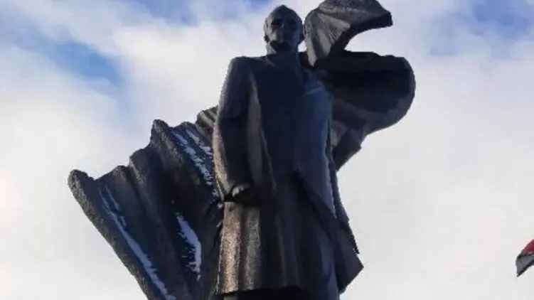 В Тернополе памятник Бандере забросали яйцами