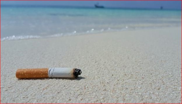 В Испании запретили курение на пляжах