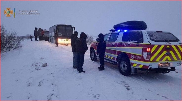 Спасатели из сугробов вытаскивали пассажирские автобусы на Львовщине
