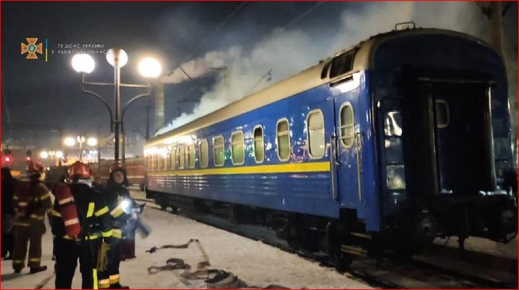 Заспанных людей эвакуировали: во Львове тушили пассажирский вагон