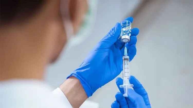 Эффективность вакцинации от коронавируса через пять месяцев снижается  с 71,5% до 30,1% - ученые